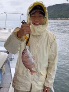 alt="倉敷の釣り船FCインパルスでマダイ塩焼きサイズを釣り上げたお子様"