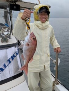 alt="倉敷の釣り船FCインパルスでマダイ46cmを釣り上げた息子様"