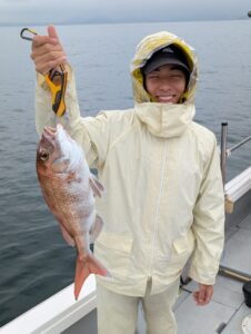 alt="倉敷の釣り船FCインパルスでマダイ48cmを釣り上げたお子様"